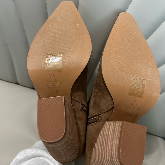 Elegant Tan Ankle Boots - Picture 9 of 10